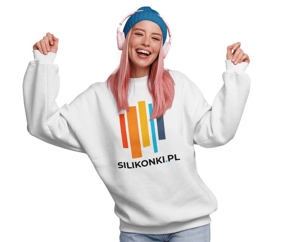 Uśmiechnięta dziewczyna w bluzie z nadrukiem logo Silikonki