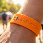 opaski silikonowe w kampaniach społecznych