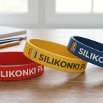 opaski silikonowe tłoczone vs nadruk, techniki znakowania